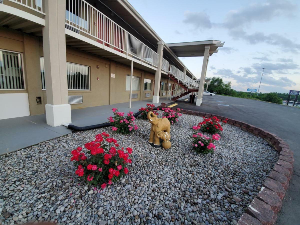 Big Spring Inn Madisonville Exteriör bild